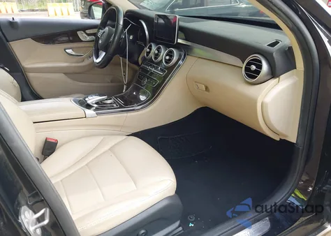 2016 Mercedes-Benz C 300 4Matic/Luxury 4Matic/Sport 4Matic z USA, uszkodzony, nr VIN 55SWF4KB6GU172347